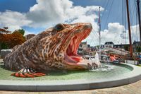 Bezoek de 11 fantastische fonteinen in Friesland! De Vis in Stavoren is een reusachtige fantasievis met opengesperde bek. 20 meter lang, 5 meter hoog. Mark Dion (VS).